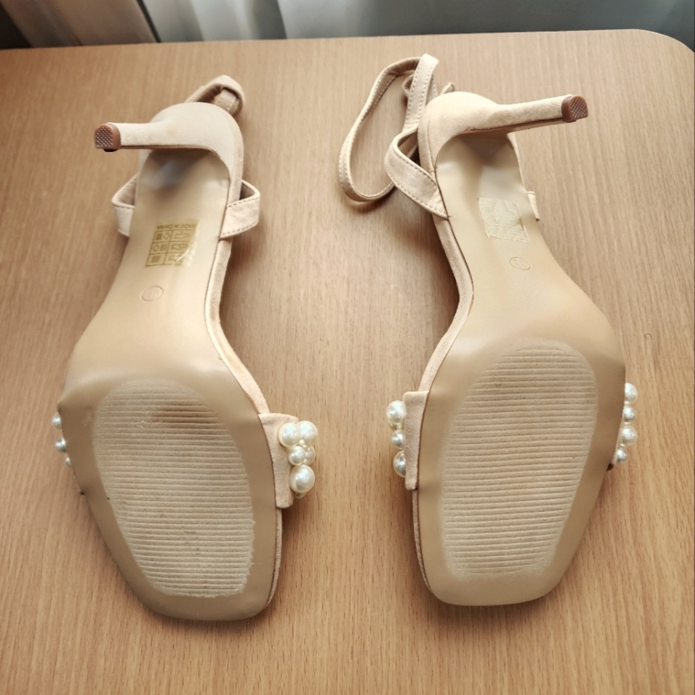 Journee Collection Tan Beige Microsuede Pearl Heel Sandals SZ 9.5 M - Picture 10 of 11